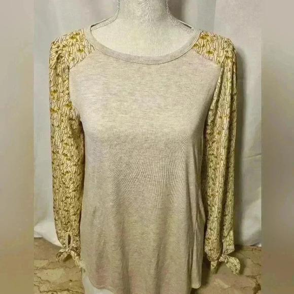 Betsey's Boutique Shop Womens Tan Baseball Tee Shirt w/Long Floral Sleeves NWT S - Picture 3 of 10